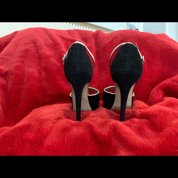 Ivanka Trump Sexy Black & Gold Platform Heels - Picture 3 of 7